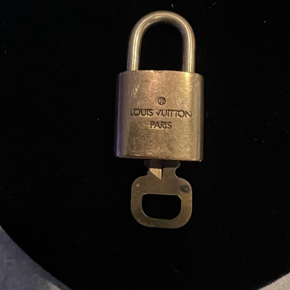 307 Louis Vuitton lock and key, has wear and is numbered 307. - Picture 2 of 4